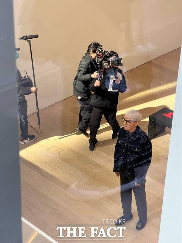 빅뱅 출신 탑(T.O.P)이 최근 미국 뉴욕 맨해튼에서 수십 명의 스태프들과 함께 실험적 콘텐츠를 제작하고 있다. /더팩트 독자 제공