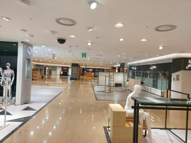 백화점 세이 4층의 아웃도어 골프 매장이 텅 빈 채 마네킹만 남아 있다. 최두선 기자