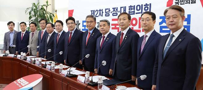 한자리에 모인 당·정·대 권성동 국민의힘 원내대표와 박진 외교부 장관, 이종섭 국방부 장관(왼쪽에서 일곱번째부터) 등이 8일 국회에서 열린 ‘북한 도발 관련 국가안보 점검 당·정·대 협의회’를 시작하기에 앞서 사진촬영을 하고 있다. 국회사진기자단