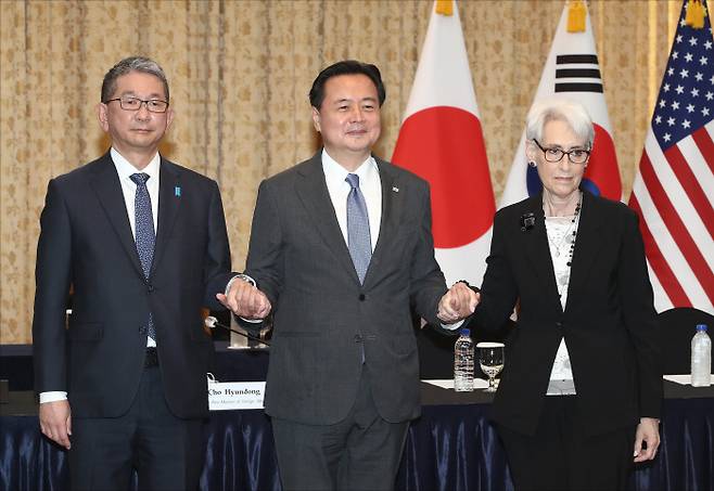 모리 다케오 일본 외무성 사무차관, 조현동 외교부 1차관, 웬디 셔먼 미국 국무부 부장관(왼쪽부터)이 8일 서울 외교부 청사에서 열린 ‘한·미·일 외교차관 협의회’ 시작에 앞서 기념촬영을 하고 있다. 청사사진기자단