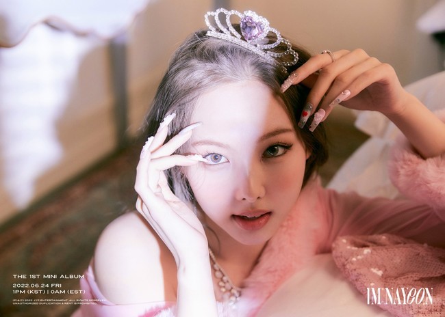 TWICE Nayeon released the first concept photo of the Solo debut album IM NAYEON (IM Nayeon).Nayeon is opening teasers, including new-vote tracklists, opening trailers and tising timetables, sequentially on official SNS channels ahead of the release of its first mini album IM NAYEON on June 24 Days at 1 p.m. (US Eastern time, 0 p.m.).On June 8th, at 0:00, we posted the first concept photo that shows a new song atmosphere.In the teaser, Nayeon showed off his full-blown visuals and fascination charisma.Cats eye makeup and subtle color lenses were fully digested and deeply impressed.He also raised his expectations for the new song POP! (pop!), raising the fun of watching with pop-star-like styling such as colorful crowns and nail art.Nayeon Solo debut song POP!is a song that is in harmony with famous writers such as Kenji (KENZIE), London Noise (LDN Noise), and Isran, and features addictive melodies and popping energy.Nayeon is the most Nayeon-like charm on high-quality music, aiming at the All Summer music industry.Nayeon Minis 1st album IM NAYEON, which adds meaning to TWICEs first solo album, is receiving a lot of attention.In particular, after the opening trailer video was released on June 7, it was ranked # 1 on the YouTube Trending Worldwide.The new name means the real name Nayeon and expresses a special presence of IM NAYEON, or I am Nayeon.Nayeon made various efforts and attempts such as participating in the song solo song and releasing the first other artist feature song of TWICE release album.