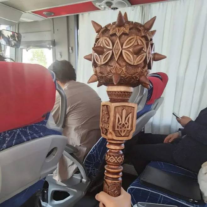 이준석 국민의힘 대표가 우크라이나 의원들로부터 받았다며 올린 ‘불라바’ 사진. (사진=이준석 대표 페이스북)