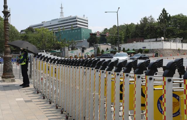지난달 20일 서울 용산구 대통령 집무실 인근에 설치된 바리케이드의 모습. 뉴스1