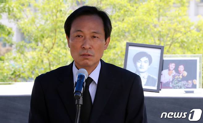 우상호 더불어민주당 비상대책위원장이 9일 서울 서대문구 연세대 한열동산에서 열린 이한열 열사 35주기 추모식에서 추모 발언을 하고 있다. 2022.6.9/뉴스1 © News1 장수영 기자