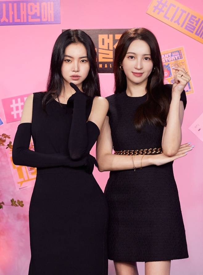 배우 황승언, 정혜성이 10일 오후 온라인 생중계로 진행된 플레이리스트xCJ ENM 새 드라마 '뉴노멀진' 제작발표회에 참석해 포즈를 취하고 있다. 트렌드의 최전선인 디지털 매거진 '뉴노멀진'에 입사한 에디터의 고군분투 이야기를 담은 드라마 '뉴노멀진'은 오늘(10일) 첫 방송된다. /사진제공=플레이리스트, CJENM 2022.06.10 /사진=이동훈 기자 photoguy@