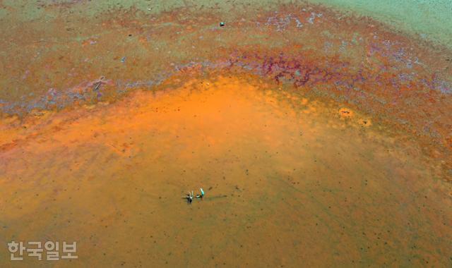 인제군 남면 소양강 상류지역 하천의 바닥이 갈라진 틈 사이로 빨간색의 물줄기가 흘러내리고 있다.