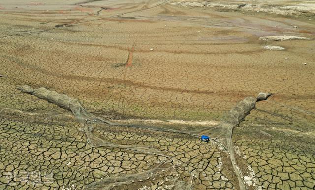 50년 만에 최악의 봄가뭄이 이어지고 있는 가운데 8일 강원 인제군 남면 소양강 상류지역 하천에 버려진 폐그물이 갈라진 바닥과 함께 방치되어 있다.