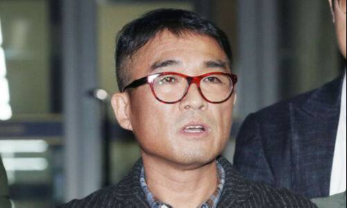 성폭행 혐의를 받는 가수 김건모가 피의자 조사를 마친 뒤 15일 오후 서울 강남경찰서를 빠져나온 뒤 취재진의 질문에 답하고 있다. 뉴시스