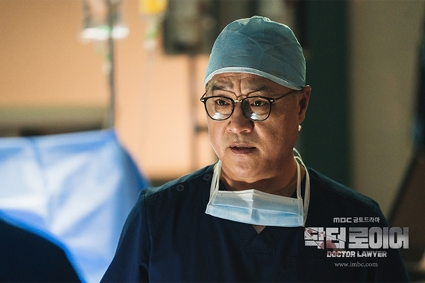 If it is not So Ji-sub, can it give you such a sense of immersion? MBC gilt drama Doctor Royer is a drama that So Ji-sub takes by the neck in a word.A story about a So Ji-sub who was thoroughly used by Lee Gyeung-young, the head of a Banseok hospital who had the best medicine but pretended to raise himself, and lost his loved ones because of it, returning to the medical litigation lawyer and taking a gruesome revenge on them.So Ji-sub takes the dramatic life that came to the prison from the doctor to the prison and became a lawyer again and drags it to a unique and charismatic act.It is a private revenge, but it also has a public purpose of realizing justice because it is a defense for victims of medical accidents in Banseok Hospital.This is why Hans revenge drama creates a more universal consensus.In addition, even in the process of releasing the love affair of Kim Suk-young (Im Soo-hyang), who misunderstands that his brothers death is due to Han, Han is the person who takes the center of it.In addition, the newly emerging black-haired foreign lobbyist, Shin Sung-rok, reveals a formidable charisma and foresaw a confrontation with Han Yi Han in the future.Han has to fight against the new Billon Jayden Lee while confronting Koo Jin-gi.The more powerful the enemies in front of him feel, the more the viewers are forced to fall into the tension of this revenge.However, despite the interest created by So Ji-sub, the reaction to Im Soo-hyang and Lee Gyeung-young who appeared in this drama is not so good.Im Soo-hyang is a person who has caused controversy due to the overlapping appearance of similar period before the airing.Of course, this problem was not created by Dr. Royer, but SBS We Are From Today is a problem that occurred when we changed the composition.It is true that I am doubtful whether Im Soo-hyangs prolific work is having such an effect from the standpoint of viewers who have done well and done wrong.Especially, Im Soo-hyang, who plays the role of Kim Seok-young in Doctor Royer, does not show his presence as well as he thinks.It is because of the character, but the Acting Resolution of Im Soo-hyang shows a similar tone somewhere.The Doctor Royer and We Are From Today are completely different characters and the nature of the work is different, but it tends to look like Im Soo-hyang, not a role.Meanwhile, Lee Gyeung-young of Doctor Royer is pointed out as a problem of prolific appearances rather than an issue of Acting power; recently he appeared as a villain in too many works.In SBS Again My Life, Kim Hee-woo (Lee Jun-ki) played the role of Billon Cho Tae-seop, who is trying to confront the end, and Han Sung-bum, chairman of the Hansu Group, also played the role of SBS Why Oh Soo-jae, which is aired on the same time period with Doctor Royer.The problem is that in these different works, the characters Lee Gyeung-young shows are almost similar villains and show some obvious aspects.Actors prolific or even overlapping appearances can confuse viewers who see the work.Especially, appearing in various works at similar times can be a reason to break the immersion for viewers.In addition, it is a bigger problem to show similar Acting despite the different characters in each work.Doctor Royer made viewers expect full attention with So Ji-subs intense revenge, which returned to the drama in four years, while Im Soo-hyang and Lee Gyeung-youngs too patterned acting is a pity.It is a side effect of prolific and overlapping appearances.