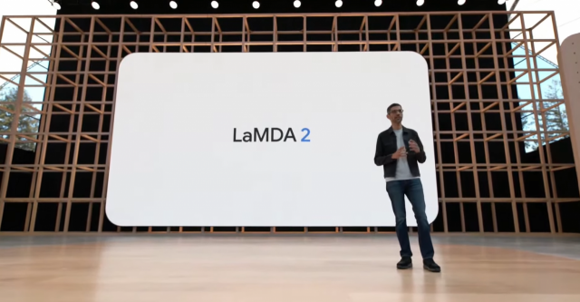 순다르 피차이 구글 최고경영자가 지난 달 구글 연례 개발자회의(I/O)에서 초거대 인공지능(AI) 대화형 언어 모델인 ‘람다2(LaMDA2)’를 소개하고 있다. /사진 제공=구글