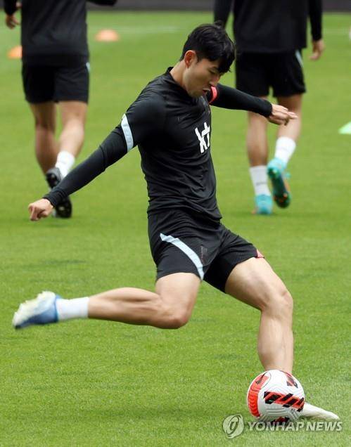 몸 푸는 손흥민 (수원=연합뉴스) 권준우 기자 = 파라과이와 친선경기를 앞둔 대한민국 축구 국가대표팀 손흥민이 9일 오전 경기도 수원월드컵경기장에서 훈련을 하고 있다. 2022.6.9
stop@yna.co.kr