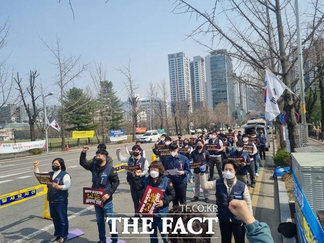 올해 8월부터 인천국제공항 출국대기실을 직접 운영해야 할 법무부가 직원의 고용승계는 하지 않기로 해 논란이 예상된다. 사진은 출국대기실 노동자들이 전원고용승계를 요구하며 집회를 벌인 모습./더팩트DB