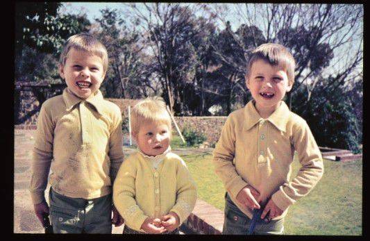 일론 머스크(왼쪽)가 만 5세였던 1976년 한살 아래 남동생 킴발(오른쪽), 세살 아래 여동생 토스카와 함께 머스크네 가족이 당시 살던 남아공 프리토리아에서 찍은 사진/메이 머스크 소셜 미디어