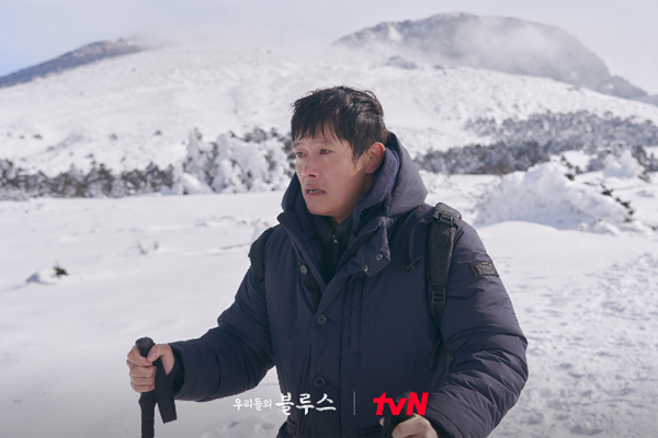 The TVN Saturday Drama Our Blues ended the twenty-part journey.Noh Hee-kyung, who represents Korea Drama in his work, is a return to work for four years, and Lee Byung-hun, Cha Seung Won, Uhm Jung-hwa, Han Ji Min, Shin Min-a, Kim Woo-bin and other top stars are appearing in the Acting. As a work that became a hot topic with the actors who are considered to be the world, it was aired with high interest for two months and ended with intense endings of Okdong and Lee Byung-hun.If the TV audience rating is revised to the point where the TV audience rating itself has plummeted, it will remain the most popularly loved work since The Beautiful Flower, which exceeded 30% of the Noh Hee-kyung artists works.Noh, including Goodbye Solo and The Killing of a Sacred Deer My Friends, showed a lot of masterpieces to name Drama even if they did not record impressive figures in the audience rating.I focused on the everyday life of our neighbors, who are universal and ordinary.The artist painted the problems of family, relatives, and friendship with the clash of characters and captured the viewers by putting them on the screen with the ensemble of the Acting super high school.The Killing of a Sacred Deer My Friends, which has recently put the elderly in front of the world, has been regarded as a masterpiece, and the story of the police in the earth has produced many issues, but both have not had a high audience rating. ...Noh Hee-kyung seems to see the conflict and the source of unhappiness that inevitably follow life in  as a problem of the relationship surrounding us.As a result of efforts to improve the relationship, the characters in the works approaching the happiness were a good approach for many people to sympathize with, which was connected to high ratings unlike the previous works of the author, who were mainly evaluated as having a strong mania tendency.Viewers were happy to see the characters who appeared as the main characters only in the second and third episodes of each episode for a while in other episodes.There are many viewers who feel like they are all alive when they go to the village of Jeju Island Pureung, the background of the work.This immersion was easier because Our Blues dealt with the classical values ​​familiar to the majority.The main characters are shaken by temptation, but they return to protect their families and sacrifice to raise a child, the fruit of love.It may be between the princess and the maid, but it protects the friendship with the weight of time and restores the heavenly relationship with the parents even if the conflict is deep.As a result, more people shared Our Blues, but on the other hand, there were some expressing regret.The development and finishing process of each episode in which classical values are restored is a cliche that is tritely handled in many other Dramas and is insufficient compared to the previous work of Noh Hee-kyung, who has led the drama industry with innovative themes and writing methods.Most of the men in the work are in love, and the part that comes out like the guardian of women is also uncomfortable because it is an old-fashioned view of men and women.Although these are also the audience responses to be respected, Noh Hee-kyung writes that in Our Blues, the story is a classic and universal line, and more people are met, but it is believed that the innovation of the person is inscribed without forgetting.Most representatively, I challenged to use Jeju Island as it is.Although there was a viewing reputation that felt uncomfortable with understanding, the non-mainstream Jeju Islander left the effect of making the lives of ordinary people more clear, not mainstream.It is also new that Korea Drama has increased its communication power about life with people with disabilities by appearing Actor and painter Jung Eun-hye, who is the first person with developmental disabilities.Characters can also find color differences in construction.Many viewers expected that a reasonable background would be revealed that such unreasonable Choices were forced to do such unreasonable Choices about Choices, which became distant from his child, Dongseok.It is one of the ways in which the conflict of the character is resolved, but it is a play that has been used numerous times in other dramas and has become familiar, but there is no such thing in Our Blues.Okdong was just wrong judgment, and he was stubborn and could not reconcile with the afflicted seats as a result.Its common in the lives around us, outside of Drama, where we live a life that is constantly followed by big and small misjudgments and grow angry with stubbornness.Even wise people are often seen in this case when they look at it.In the end, the difference shown by  is the most realistic, whether it is Jeju Island, Jung Eun Hye Actor or Okdong character, but it is unfamiliar because it is not covered in other dramas.Noh Hee-kyung has shown the reality that clearly exists by us since the beginning but hesitates to speak.Viewers prayed desperately for the cliché ending.It is like the end king of Cliche that Chun-hees coma son Man-soo (Kim Jung-hwan) wakes up like a miracle, but the online community bulletin board has been filled with prayers that are so immersed in Chun-hees story that he is so eager to pray.There were viewers who were tearful in the trailer, not the main room, as in the finalization trailer, which is expected to be separated from Dongseok and Okdong.Many communities, which were cynical in inducing tear of tearful dramas, were like this.Noh Hee-kyung The characters that contain the reality of the artist and the unique scenery of the performance of the Acting gods.So, Our Blues was popular but not clichéd.
