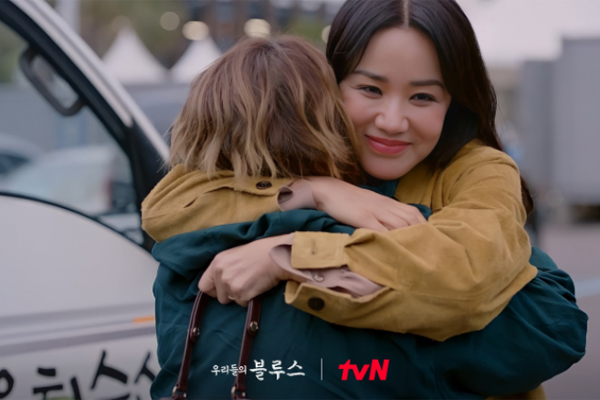 The TVN Saturday Drama Our Blues ended the twenty-part journey.Noh Hee-kyung, who represents Korea Drama in his work, is a return to work for four years, and Lee Byung-hun, Cha Seung Won, Uhm Jung-hwa, Han Ji Min, Shin Min-a, Kim Woo-bin and other top stars are appearing in the Acting. As a work that became a hot topic with the actors who are considered to be the world, it was aired with high interest for two months and ended with intense endings of Okdong and Lee Byung-hun.If the TV audience rating is revised to the point where the TV audience rating itself has plummeted, it will remain the most popularly loved work since The Beautiful Flower, which exceeded 30% of the Noh Hee-kyung artists works.Noh, including Goodbye Solo and The Killing of a Sacred Deer My Friends, showed a lot of masterpieces to name Drama even if they did not record impressive figures in the audience rating.I focused on the everyday life of our neighbors, who are universal and ordinary.The artist painted the problems of family, relatives, and friendship with the clash of characters and captured the viewers by putting them on the screen with the ensemble of the Acting super high school.The Killing of a Sacred Deer My Friends, which has recently put the elderly in front of the world, has been regarded as a masterpiece, and the story of the police in the earth has produced many issues, but both have not had a high audience rating. ...Noh Hee-kyung seems to see the conflict and the source of unhappiness that inevitably follow life in  as a problem of the relationship surrounding us.As a result of efforts to improve the relationship, the characters in the works approaching the happiness were a good approach for many people to sympathize with, which was connected to high ratings unlike the previous works of the author, who were mainly evaluated as having a strong mania tendency.Viewers were happy to see the characters who appeared as the main characters only in the second and third episodes of each episode for a while in other episodes.There are many viewers who feel like they are all alive when they go to the village of Jeju Island Pureung, the background of the work.This immersion was easier because Our Blues dealt with the classical values ​​familiar to the majority.The main characters are shaken by temptation, but they return to protect their families and sacrifice to raise a child, the fruit of love.It may be between the princess and the maid, but it protects the friendship with the weight of time and restores the heavenly relationship with the parents even if the conflict is deep.As a result, more people shared Our Blues, but on the other hand, there were some expressing regret.The development and finishing process of each episode in which classical values are restored is a cliche that is tritely handled in many other Dramas and is insufficient compared to the previous work of Noh Hee-kyung, who has led the drama industry with innovative themes and writing methods.Most of the men in the work are in love, and the part that comes out like the guardian of women is also uncomfortable because it is an old-fashioned view of men and women.Although these are also the audience responses to be respected, Noh Hee-kyung writes that in Our Blues, the story is a classic and universal line, and more people are met, but it is believed that the innovation of the person is inscribed without forgetting.Most representatively, I challenged to use Jeju Island as it is.Although there was a viewing reputation that felt uncomfortable with understanding, the non-mainstream Jeju Islander left the effect of making the lives of ordinary people more clear, not mainstream.It is also new that Korea Drama has increased its communication power about life with people with disabilities by appearing Actor and painter Jung Eun-hye, who is the first person with developmental disabilities.Characters can also find color differences in construction.Many viewers expected that a reasonable background would be revealed that such unreasonable Choices were forced to do such unreasonable Choices about Choices, which became distant from his child, Dongseok.It is one of the ways in which the conflict of the character is resolved, but it is a play that has been used numerous times in other dramas and has become familiar, but there is no such thing in Our Blues.Okdong was just wrong judgment, and he was stubborn and could not reconcile with the afflicted seats as a result.Its common in the lives around us, outside of Drama, where we live a life that is constantly followed by big and small misjudgments and grow angry with stubbornness.Even wise people are often seen in this case when they look at it.In the end, the difference shown by  is the most realistic, whether it is Jeju Island, Jung Eun Hye Actor or Okdong character, but it is unfamiliar because it is not covered in other dramas.Noh Hee-kyung has shown the reality that clearly exists by us since the beginning but hesitates to speak.Viewers prayed desperately for the cliché ending.It is like the end king of Cliche that Chun-hees coma son Man-soo (Kim Jung-hwan) wakes up like a miracle, but the online community bulletin board has been filled with prayers that are so immersed in Chun-hees story that he is so eager to pray.There were viewers who were tearful in the trailer, not the main room, as in the finalization trailer, which is expected to be separated from Dongseok and Okdong.Many communities, which were cynical in inducing tear of tearful dramas, were like this.Noh Hee-kyung The characters that contain the reality of the artist and the unique scenery of the performance of the Acting gods.So, Our Blues was popular but not clichéd.