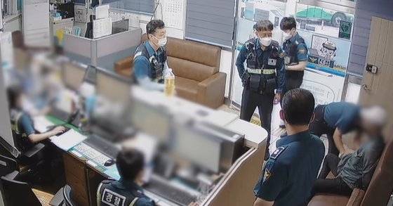 파출소에 방화를 시도하는 50대. 상황을 제압한 뒤 A씨를 체포했다. 부산경찰청제공영상 캡처