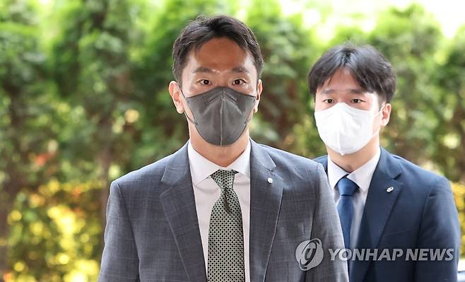 출근하는 금감원장 (서울=연합뉴스) 한상균 기자 = 이복현 신임 금감원장이 8일 여의도 사무실로 출근하고 있다. 2022.6.8 xyz@yna.co.kr