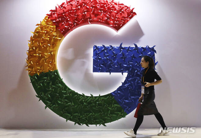 [상하이=AP/뉴시스]지난 2018년 11월5일 상하이에서 열린 중국국제수입박람회에서 한 여성이 구글 로고를 지나가고 있다. 유럽연합(EU) 최고 법원인 유럽사법재판소(ECJ)는 10일 구글이 막대한 시장점유율을 남용해 검색 결과에 자신들이 추천하는 구매 권고에 불법적 이익을 제공했다며 EU 감독 당국이 부과한 24억 유로(약 3조2734억원)의 벌금에 대한 구글의 항소를 기각했다.