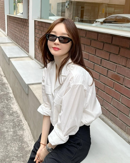 Group Davisi members Kang Min-kyung and Lee Hae-ri boasted of real-life chemistry.Kang Min-kyung said on his 13th day of his instagram, Q. Is it everyday to take everyday pictures without everyday photos?I posted several photos with the article N-Job Daily ....In the public photos, Kang Min-kyung poses in various places such as cafes and alleys with clean styling of white and black.Especially Kang Min-kyungs innocent and stylish aspect caught the eye.At this time, several shopping bags were found around Kang Min-kyung in the photo, and Lee Hae-ri said, What else did you buy?And the netizens laughed by leaving comments such as I am like my mother and Please stop my sister, please nag me. Meanwhile, Kang Min-kyung and Lee Hae-ri have been active since 2008 as Davisi. Lee Hae-ri is ahead of marriage in July.Photo: Kang Min-kyung Instagram