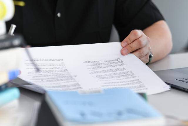 4시간의 인터뷰 내내 그의 말은 대부분 ‘나는’이 아닌 ‘독자는’으로 시작됐다. 자신의 독자를 진심으로 아끼고 신뢰하는 모습이었다. 존중을 넘어 존경하는 태도가 보이기도 했다. 김하겸 인턴기자