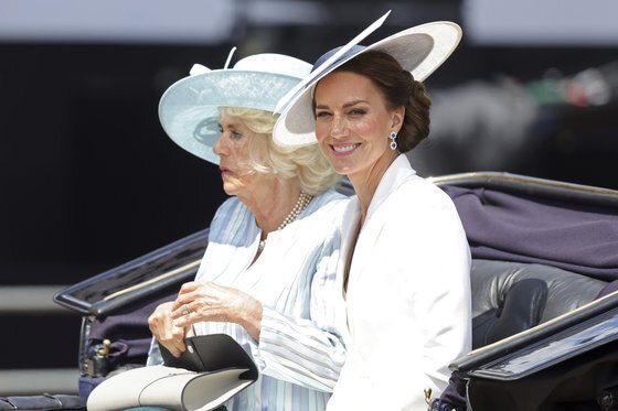 지난 2일 케이트 미들턴 왕세손비(오른쪽)가 찰스 왕세자의 부인 카밀라 콘월 공작부인과 함께 영국 엘리자베스 2세 여왕의 재위 70주년 기념행사에 참석한 모습. AP=연합뉴스