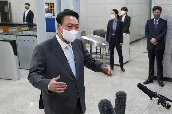 윤석열 대통령이 15일 오전 용산 대통령실로 출근하며 취재진 질문에 답하고 있다. 대통령실사진기자단 /사진=뉴스1