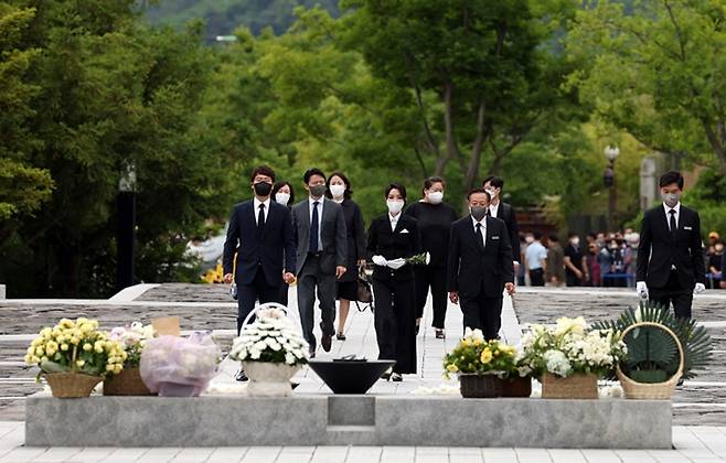 윤석열 대통령 배우자 김건희 여사의 지난 13일 봉하마을 방문 당시 수행한 이들 중 김 여사가 운영했던 코바나컨텐츠 전 임직원 3명이 포함된 것으로 확인됐다. 사진은 김 여사가 지난 13일 봉하마을을 찾아 고 노무현 전 대통령 묘역을 참배하며 헌화하는 모습. /사진=뉴스1(대통령실 제공)