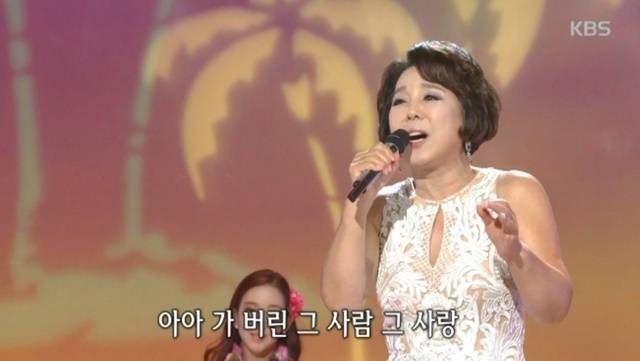 권성희는 세샘트리오를 거쳐 82년 솔로 가수로 데뷔했다. MBC 공채 8기 탤런트 박병훈과 결혼해 1남을 뒀고, 가요계에서는 후배 가수 남궁옥분과 친자매 이상의 각별한 사이로 알려져 있다./KBS '가요무대'