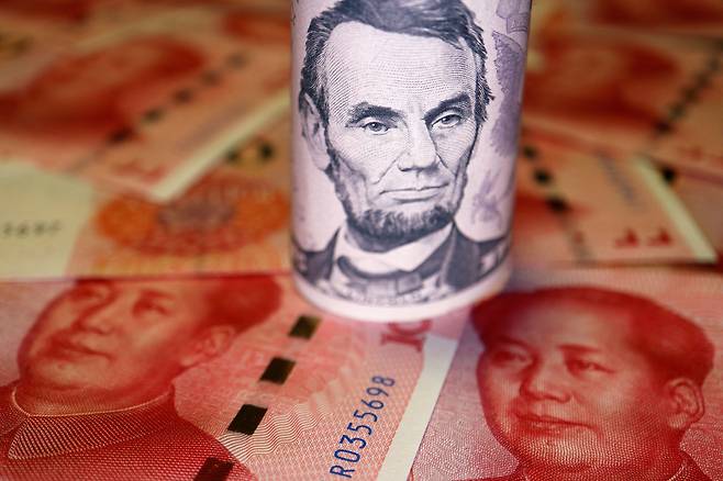 미국 달러화와 중국 위안화 지폐. /로이터 연합
