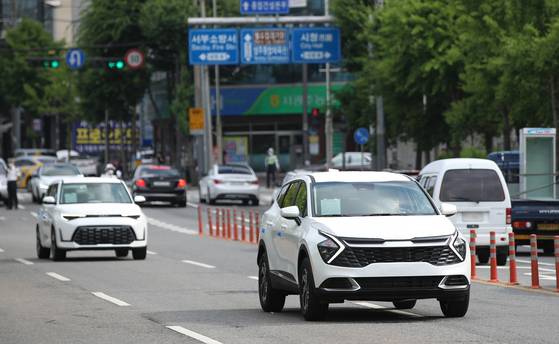 지난 8일 광주 서구 기아 광주공장에서 직원들이 번호판도 달지 않고 완성차를 직접 운전해 다른 차고지로 옮기고 있다. 연합뉴스