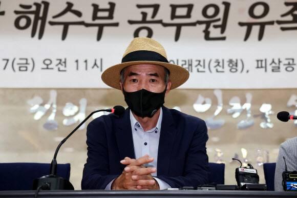 2020년 9월 북한군이 피살한 해양수산부 공무원의 형 이래진씨가 17일 서울 서초구 서울지방변호사회 변호사회관에서 전날 대통령실과 해양경찰이 발표한 이른바 \