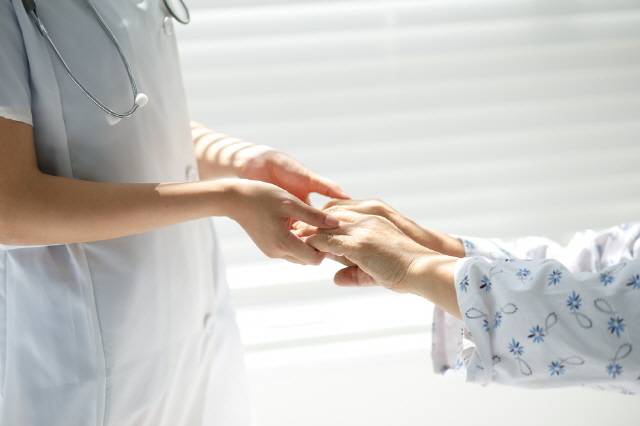 임종을 앞두고 의식이 흐려진 환자가 갑자기 정신을 차리는 때도 있지만, 이는 매우 드문 일이니 정신이 흐려지는 ‘섬망’이 오기 전 환자와 충분한 대화를 나눠야 한다./사진=클립아트코리아