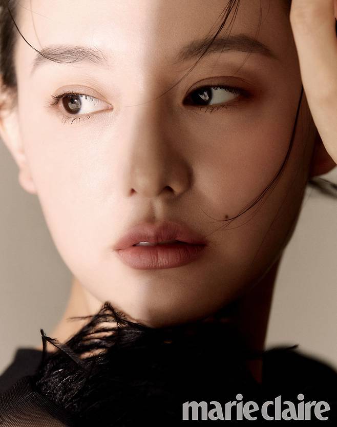 Actor Kim Ji-won, who has received a lot of public attention and love for playing Yeom Mi-jung in the recently-end drama My Liberation Diary, released an interview with the pictorial through the July issue of Marie Claire.Kim Ji-won in the picture completed a chic yet dreamy picture with her unique charm.In an interview, Kim Ji-won recalled a recently postponed character named Yum Mi-jung, saying, Now that everything is over, I feel that he was more alone and lonely than I had guessed, and that he was more deeply patient.I started this work with the desire to feel the depth and breadth that Kim Ji-won had not reached before, and I was able to learn what power to protect me by acting transparently honest and honest.Kim Ji-won, who finished the interview, said, If I say I will change, I can not change the situation.But I think its important that I decided to do that, that I decided to continue swimming without being swept back as before when the current came in.Kim Ji-wons more pictures and interviews can be found in the July issue of Marie Claire.iMBC Photos Mari Claire