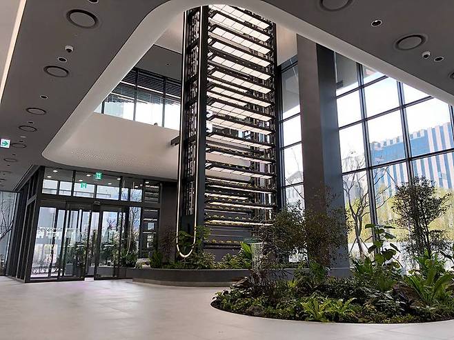 서울의 한 제약사 건물에 설치된 퍼밋의 대형 스마트팜. 출처 = 퍼밋