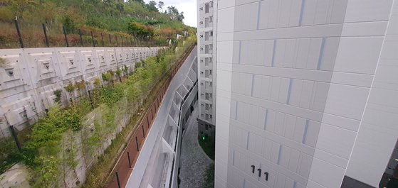 경기 성남시 백현동 한국식품연구원 부지에 지어진 옹벽 아파트 전경. 함종선 기자