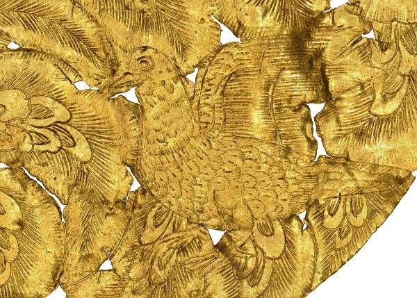 문화재청과 국립경주문화재연구소가 16일 서울 국립고궁박물관에서 공개한 통일신라시대 ‘선각단화쌍조문금박’의 오른쪽 새 부분을 확대한 사진. 멧비둘기로 추정되는데 표현이 매우 사실적이다. 문화재청 제공