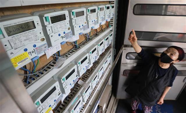 한전, 3분기 전기요금 인상 요구 - 한국전력이 산업통상자원부와 기획재정부에 3분기 전기요금 인상을 요구한 16일 서울의 한 다세대주택에서 입주민이 전기 계량기를 살펴보고 있다. 한전은 “최근 유례없는 국제 에너지 가격 폭등으로 기존 연료비 연동제 가동만으로는 현재의 재무 위기를 극복하기 어렵다”며 “연료비 조정단가 인상과 함께 전기요금제도 개선을 건의했다”고 밝혔다.뉴스1