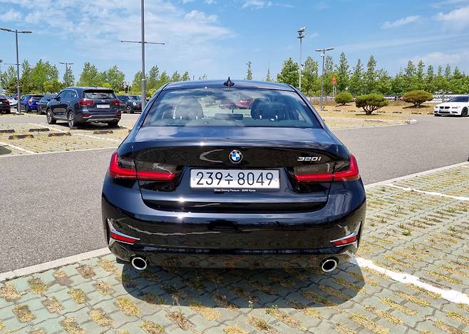 BMW 320i 럭셔리 트림 후면. /고성민 기자