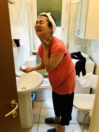 김비 작가가 여행 중 얼굴을 씻는 모습. 김비 제공