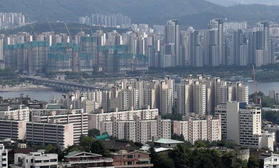 서울 남산에서 바라본 아파트단지 모습. 뉴스1