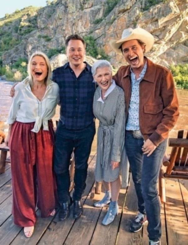 한 자리에 모인 머스크 가족. 사진 왼쪽부터 토스카, 일론, 메이, 킴벌 머스크. /사진=메이 머스크 인스타그램