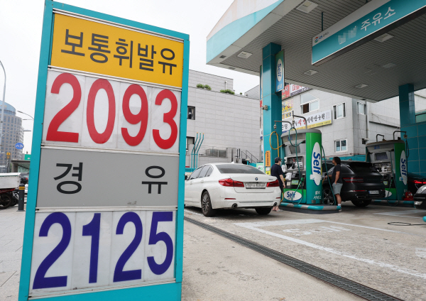 지난 17일 한국석유공사 유가정보서비스 오피넷에 따르면 이날 오전 9시 10분 기준 전국 주유소의 경유 평균 판매가격은 전날보다 4.63원 오른 L당 2100.73원을 나타냈다. 사진은 이날 서울 시내의 한 주유소의 모습. 연합뉴스
