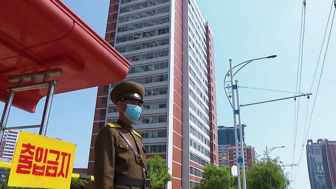 북한의 국가방역체계가 최대비상방역체계로 이행되면서 5월18일 평양 미래과학자거리의 한 버스정류장에 출입금지 표시가 붙어있다.ⓒ연합뉴스