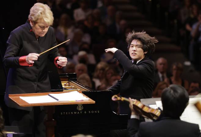 피아니스트 임윤찬(18)이 미국에서 열린 반 클라이번 국제 피아노 콩쿠르 결선에서 마린 알솝(66)의 지휘로 연주하고 있다. 목프로덕션 제공