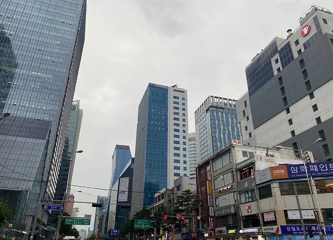 The headquarters for Shinhan Card stands outside Euljiro 3-ga Station. (Yim Hyun-su/The Korea Herald)