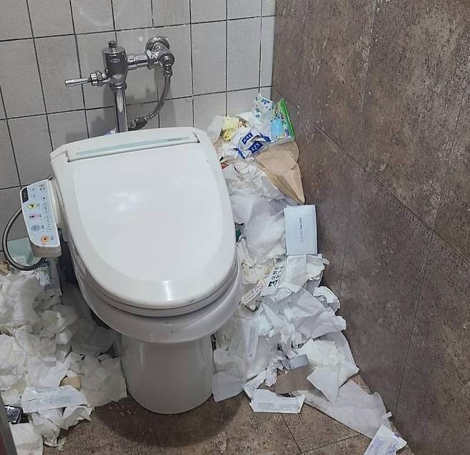 쓰레기로 넘쳐나는 청와대 연풍문 화장실. 연합