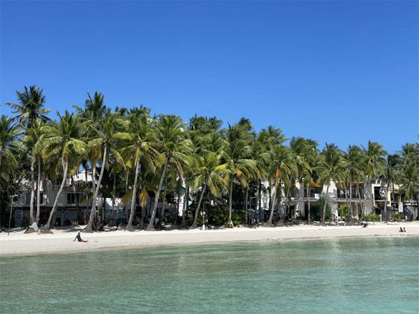보라카이 샹그릴라 리조트와 크림슨 리조트 근처에 있는 푼타분가 비치.