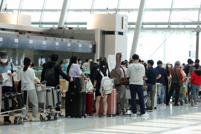 해외로 출국하는 탑승객들이 3일 인천국제공항 제1터미널에서 출국 수속을 기다리고 있다. 연합뉴스