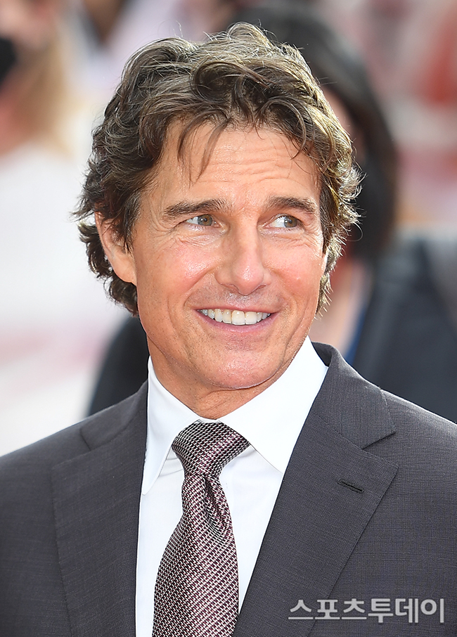 The Red Carpet event was held at the Lotte World Tower outdoor plaza in Songpa-gu, Seoul on the afternoon of the 19th.Actor Tom Cruise is stepping on Red Carpet; 2022.06.19.