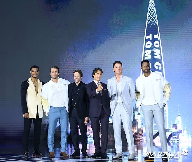 On the afternoon of the 19th, the movie top gun maverick Red Carpet event was held at the outdoor plaza of Lotte Mart World Tower in Seoul.Greg Tarzan Davis, Glen John Powell, Jerry Brookheimer, Tom Cruise, Miles Teller and Jay Ellis have photo time.